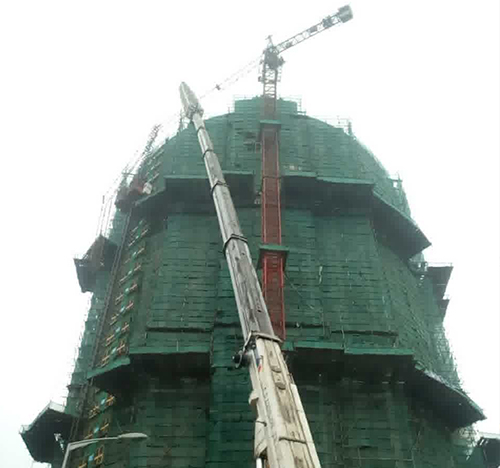 红河吊车在工地上作业
